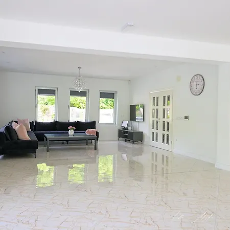 Majetic Na Uni Villa *